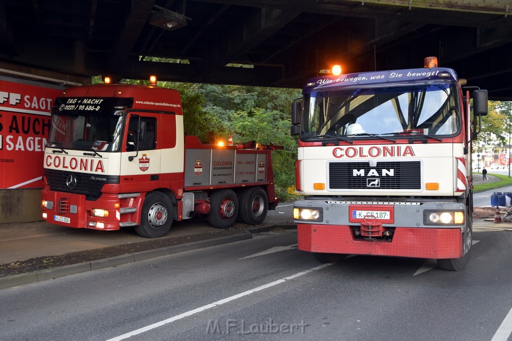 LKW blieb unter Bruecke haengen Koeln Ehrenfeld Innere Kanalstr Hornstr P124.JPG - Miklos Laubert